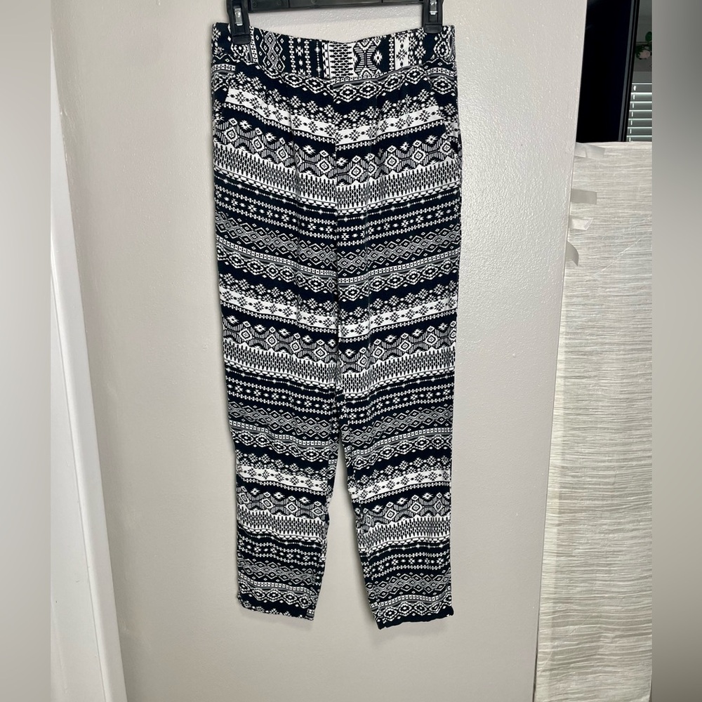 Forever 21 Black and White Geometric Cropped Pants